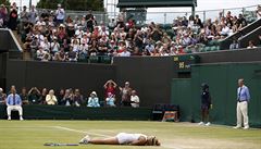 Dominika Cibulková slaví postup do dalího kola Wimbledonu.