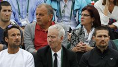 John McEnroe sleduje svence Miloe Raonie.