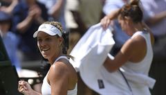 Angelique Kerberová slaví postup do semifinále Wimbledonu pes Simonu Halepovou.