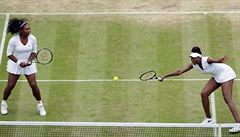 Serena a Venus Williamsové pi tyhe na Wimbledonu.