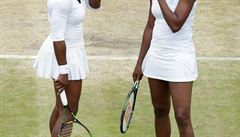 Serena Williamsová se sestrou Venus v deblu na Wimbledonu.