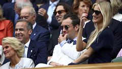 Semifinále Wimbledonu mezi Miloem Raoniem a Rogerem Federerem (Jude Law v...