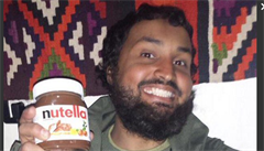 Abu Hurairah al-Britani na svém selfie s Nutellou.