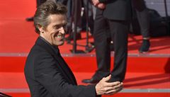 Americký herec Willem Dafoe na erveném koberci ped karlovarským hotelem...