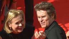 Americký herec Willem Dafoe na erveném koberci ped karlovarským hotelem...