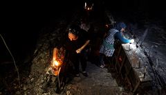 Obyvatelé Bagdádu zapalují svíky po sebevraedném útoku v obchodní tvrti...
