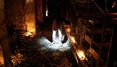Obyvatelé Bagdádu zapalují svíky po sebevraedném útoku v obchodní tvrti...