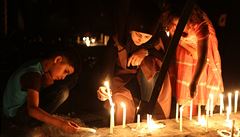 Lidé zapalují svíky na místech po bombovém útoku v obchodní tvrti Karrada v...