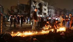 Lidé zapalují svíky na místech bombového útoku v obchodní tvrti Karrada v...