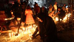 Lidé zapalují svíky po sebevraedném útoku v obchodní tvrti Karrada.