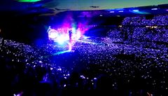 Svtelná show bhem koncertu Coldplay.