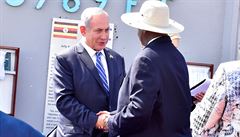 Ugandský prezident Museveni si potásá rukou s izraelským premiérem Netanjahu...
