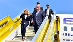 Izraelský premiér Netanjahu a jeho man�elka Sara vystupují z letadla  po...