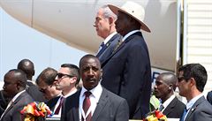 Izraelský premiér Netanjahu a Ugandský prezident Yoweri Museveni stojí na...