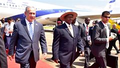 Izraelský premiér Netanjahu po píletu s ugandským prezidentem Museveni na...