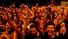 Nedlní vystoupení kapely The Offspring si nenechaly ujít tisícovky fanouk