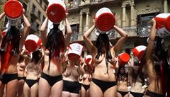 Nahé ženy protestovaly v Pamploně proti běhu s býky