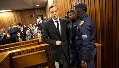 Olympijský a paralympijský atlet Oscar Pistorius vchází do soudní sín v...