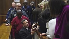 Oscar Pistorius opoutí soudní sí poté, co si vyslechl rozsudek odntí svobody...