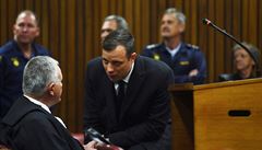 Oscar Pistorius ped vyslechnutím rozsudku v soudní síni v jihoafrické Pretorii.