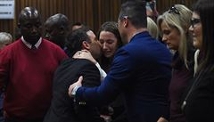 Oscar Pistorius v objetí své sestry Aimee ped vyvedením ze soudní sín v...