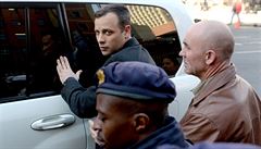Oscar Pistorius pijídí k soudní síni v jihoafrické Pretorii.