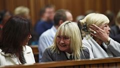 June Steenkamp, matka zavradné Reevy Steenkampové, po píchodu do soudní sín...