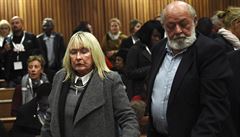 June a Barry Steenkamp po vyslyení rozsudku nad vradou své dcery Reevy...