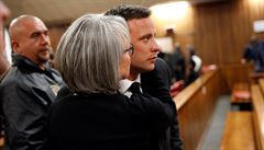 Oscar Pistorius s jedním z len své rodiny po vyslechnutí rozsudku.