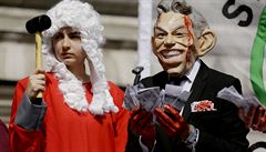Protestanti pevleeni v maskách bývalého britského premiéra Tonyho Blaira