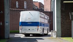 Autobus k evakuaci vězňů vjíždí do Münsterské věznice. | na serveru Lidovky.cz | aktuální zprávy