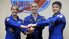 Posádka vesmírné lodi Sojuz. Amerianka Kate Rubinsová (vlevo), Rus Anatoly...