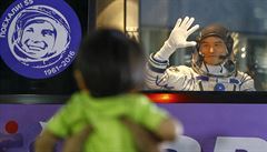 Japonský astrounaut Takuya Onishi, len posádky vesmírné lodi Sojuz, mává svým...