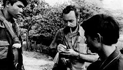 Sydney Schanberg a Dith Pran zpovídají vládního kambodského vojáka v roce 1973.