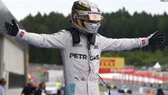 Lewis Hamilton se raduje z triumfu na Red Bull Ringu