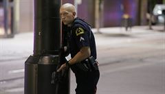 Dallaský policista na hlídce po střelbě.