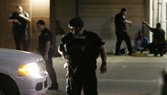 Policisté v ulicích Dallasu po stelb, pi ní zemeli tyi jejich kolegové.