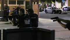 Jeden z podezelých z útoku na policisty v Dallasu dál stílí na policii v...