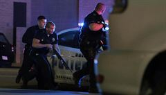 Nejmén dva stelci zabili v Dallasu pt policist a dalích est zranili.