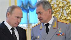 Vladimir Putin rozmlouvá s ministrem obrany Sergejem ojguem.