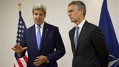 Generální tajemník NATO Jens Stoltenberg (vpravo) na setkání s éfem americké...