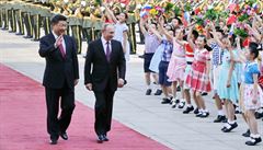 Si in-pching provádí Vladimira Putina oficiálním uvítacím ceremoniálem v...