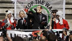 Demonstranti protestující kvli invazi do Iráku s výmluvnými maskami Tonyho...