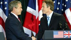 Spojenci. George Bush (vlevo) a Tony Blair na archivním snímku ze setkání u...