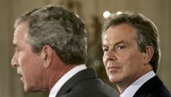 Tony Blair (vpravo) a George Bush.