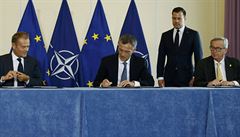Podpis dohody NATO-EU. Zleva Donald Tusk, Jens Stoltenberg a Jean-Claudet...