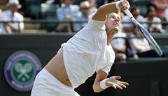 Tomá Berdych returnuje míek v semifinálovém utkání Wimbledonu.