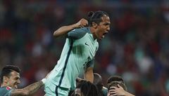 Portugalci oslavují druhý gól z kopaky Naniho