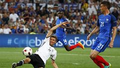 Laurent Koscielny dohání n�meckého hrá�e