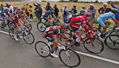 Peloton cyklist s Richiem Portem (uprosted) projídí bhem první etapy Tour...
